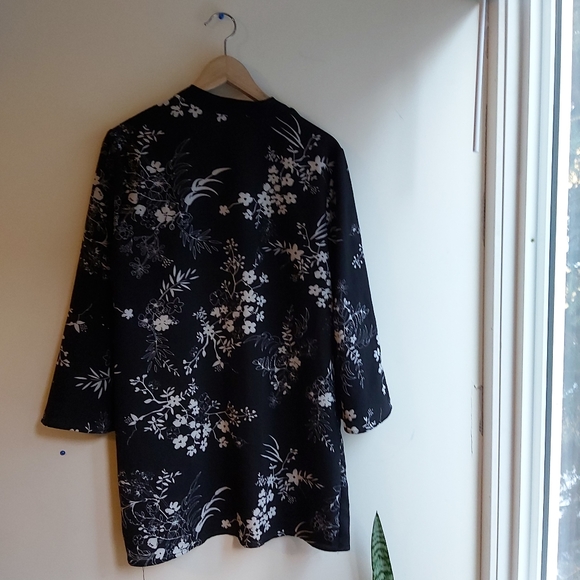 4/$25 Floral print kimono with wide sleeves - Picture 2 of 10